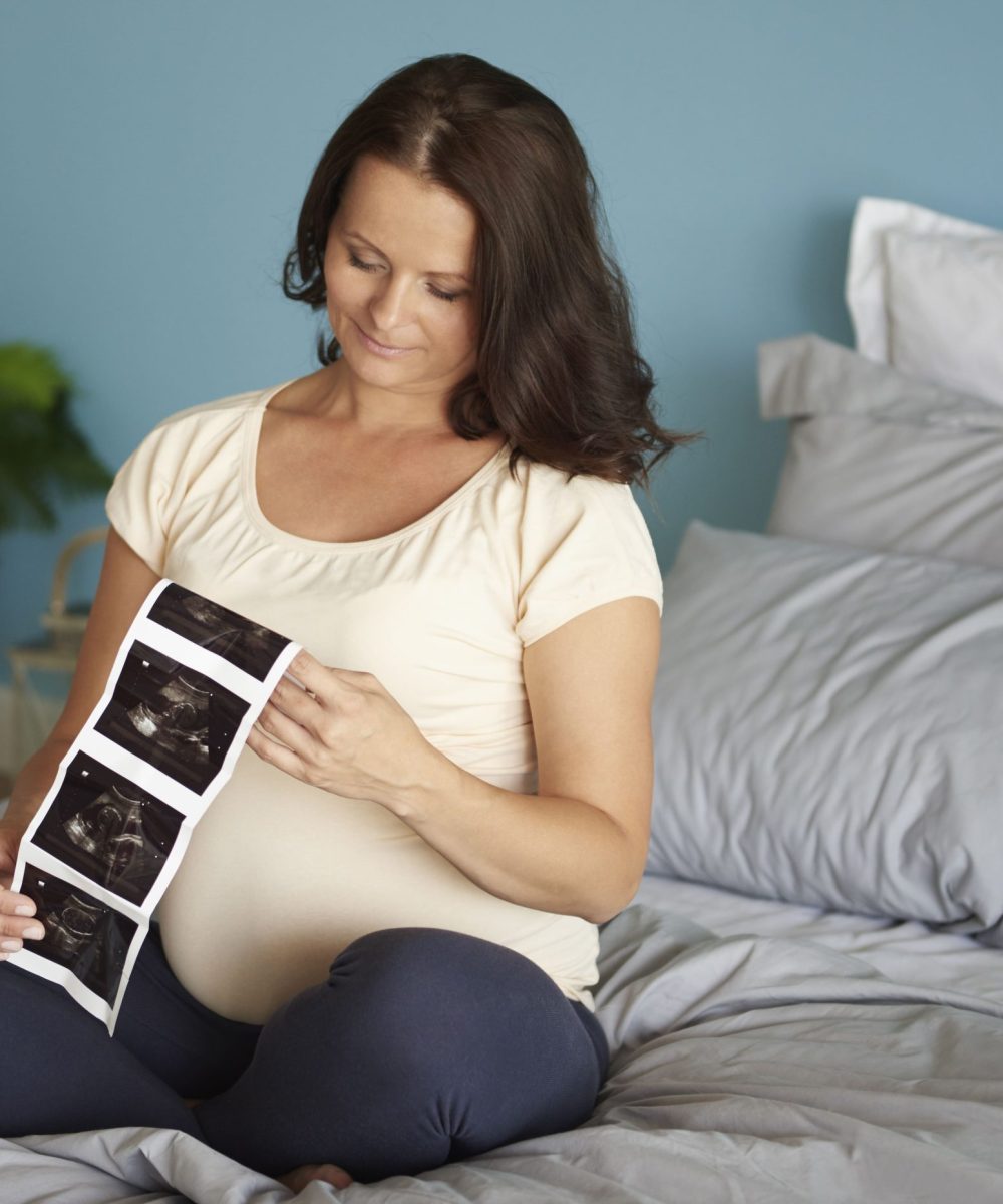 pregnant-woman-browsing-ultrasound-image-her-baby-min(1)